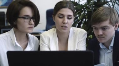 İş arkadaşlarınızla takım yeni bir office projesindeki tartışıyor. Yakın çekim.