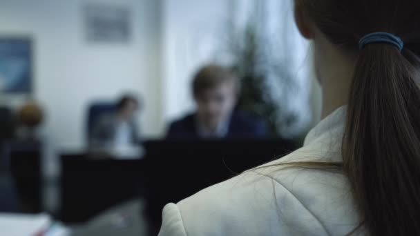 Visão traseira da trabalhadora no escritório com foco na tela. Close-up — Vídeo de Stock