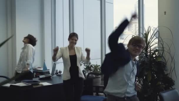 Boldog üzleti csapat ünnepli karácsony, és tánc hivatalban. Céges party. — Stock videók