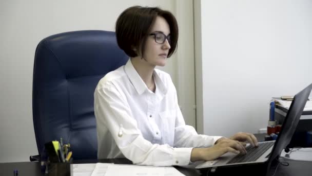 Mulher Negócios Jovem Bonita Com Cabelo Curto Escuro Camisa Branca — Vídeo de Stock