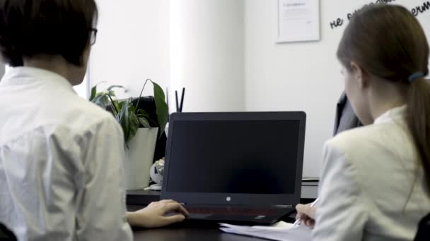 İki kız ofiste çalışan görünümü arka ve laptop ile boş düzenlenebilir yeşil ekran bak. İş kadın kavramı — Stok video