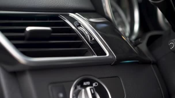 Luxusní auto detaily interiéru. Rychloměr a volant. V UK. Odvzdušňovací ventil topení v interiéru vozu řídicí panel zblízka — Stock video