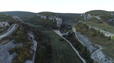 Rocky Dağları manzara yeşil vadi yaz seyahat huzurlu doğal görünümü. Vurdu. Dağ manzaralı uçaktan. Dağlar ve tepeler