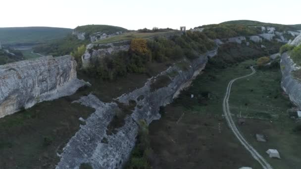 Krásné horské krajiny, s vrcholy pokryté lesa a zatažené obloze. Střela. Krásná krajina zelené hory — Stock video