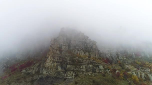 Vista Aérea Las Montañas Rocosas Niebla Dispararon Hermosa Niebla Montañas — Vídeos de Stock