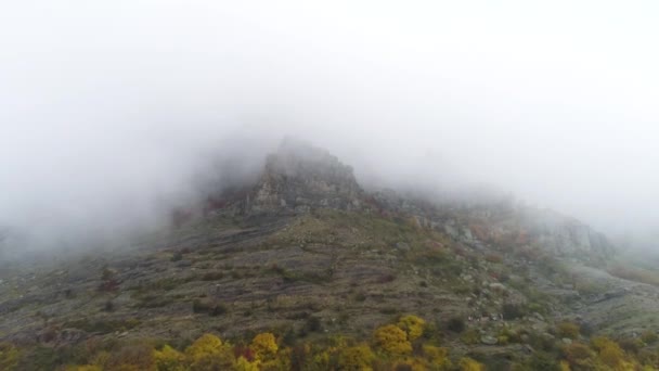 Vista aérea em montanhas rochosas no nevoeiro. Atingido. Belas montanhas nebulosas fundo. Montanha pico na névoa — Vídeo de Stock