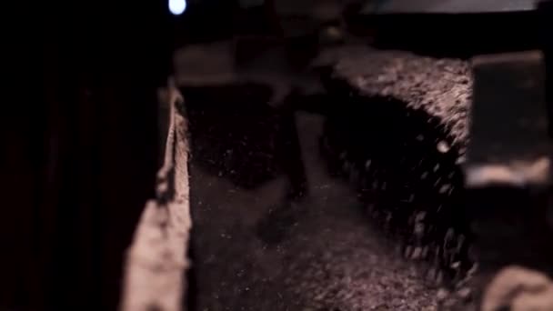 Detailní Záběr Padající Malé Kameny Drcení Stroj Továrně Průmyslové Pozadí — Stock video