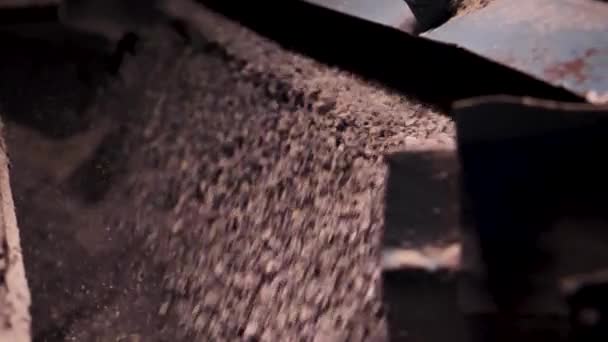 Stäng för fallande små stenar från krossning maskin på en fabrik, industriell bakgrund. Arbetar maskin för att krossa stenar i slow motion. — Stockvideo