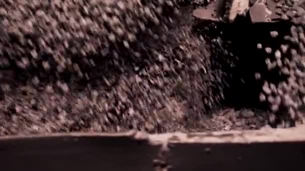 Close-up proces van gemalen puin vallen, mijnbouw. Verpletterende macadam in een fabriek. — Stockvideo