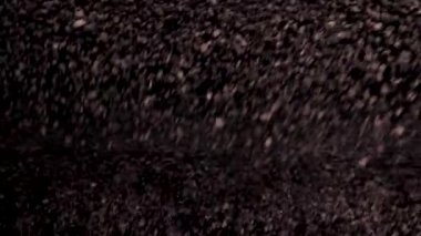 Moloz düşen, ezilmiş madencilik sektörü işlemini kapatın. Bir fabrikada makadam kırma.