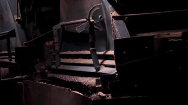 Makine küçük, taşıma, kırma granit çakıl taş ezilmiş. Çalışma sürecinde, ağır sanayi madencilik ekipmanları.