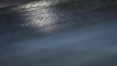 Ahşap doku arka planda haze ile mavi ışık için kapatın. Ahşap mavi yüzeyi hafif duman.