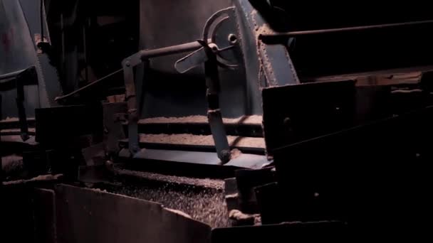 Machines, overbrengen van kleine, verpletterende verpletterd graniet grind steen. Mijnbouw apparatuur in werkproces, zware industrie. — Stockvideo