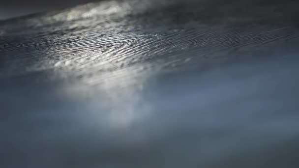 Close-up voor houten textuur achtergrond in blauw licht met haze. Lichte rook op houten blauwe oppervlak. — Stockvideo