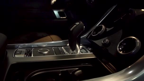 Close-up voor automatische versnelling stokje van een moderne auto, auto interieur details. Automatische transmissie en versnelling stok van een luxeauto. — Stockvideo