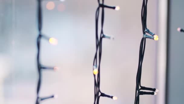 Guirnalda estrella con luces bokeh al fondo. Guirnalda de decoración de ventana de Navidad, concepto de estilo escandinavo. Guirnalda en la ventana. Año nuevo estado de ánimo — Vídeo de stock