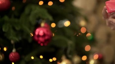 Kadın Close-up hediye kişiye geçer. Yakın çekim kadın verdi onun erkek arkadaşı Noel ve yeni yıl hediye. Festival kış atmosfer