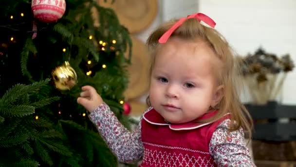 Menina Decorando Árvore Natal Menina Brincando Com Brinquedo Árvore Natal — Vídeo de Stock