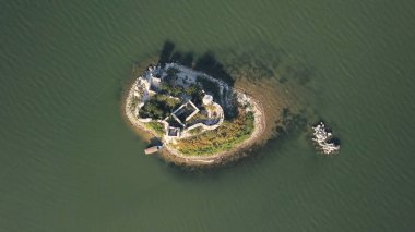 Üstten görünüm kalıntıları ile küçük ada. Hisse senedi. Eski ev küçük denizle çevrili kara parçası mahvediyor. Demirli tekne su tarafından her tarafta çevrili olan unutulmuş yer