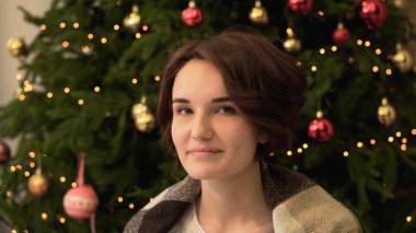 Genç kadın Noel ağacının yanında duran ve şampanya içmek. Noel ağacı arka plan üzerinde şampanya içmek güzel genç kadın