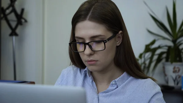 Крупный План Молодой Женщины Работающей Компьютером Офисе Привлекательная Молодая Бизнесвумен — стоковое фото