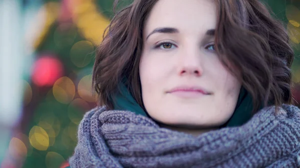 Ritratto invernale di una giovane bella ragazza per le strade di una città europea. Primo piano di bella giovane donna con sciarpa fuori in inverno. Modello che indossa cappotto, sciarpa — Foto Stock