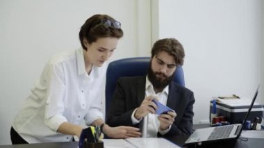 Çalışanın onu belgeleri gösterir ve onları imzalamak ister patron telefon çalar