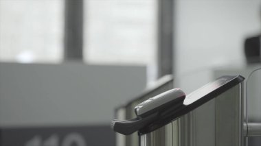 Metro, metro veya spor salonu için giriş kapısı üzerinde elektronik ekipmanlar için uygulanan RFID bilezik dostum. Çerçeve. Erişim Metro, metro veya fitness için siyah elektronik bilezik