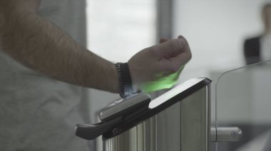 Metro, metro veya spor salonu için giriş kapısı üzerinde elektronik ekipmanlar için uygulanan RFID bilezik dostum. Çerçeve. Erişim Metro, metro veya fitness için siyah elektronik bilezik