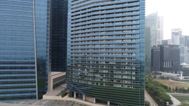Merkezi iş bölgesine, yüksek gökdelenler ile Singapur. Vurdu. Singapur mavi tonda modern gökdelenler.