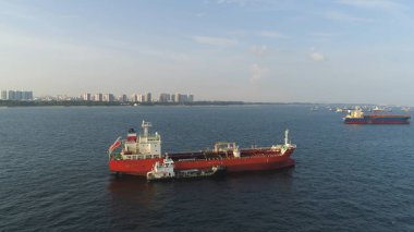 Birçok kargo gemileri deniz güneşli havalarda mavi gökyüzü arka plan üzerinde yelken. Vurdu. Miami, Florida su yolları içinde hareket mavnalar
