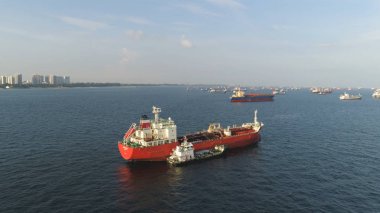 Birçok kargo gemileri deniz güneşli havalarda mavi gökyüzü arka plan üzerinde yelken. Vurdu. Miami, Florida su yolları içinde hareket mavnalar