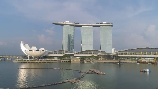 Singapur - 25 de septiembre de 2018: Cierre de Marina Bay Sands, Singapur y maravilloso paisaje urbano en un día soleado. Le dispararon. Tres torres de la Marina Bay Sands Ressort contra un cielo nublado . — Foto de Stock