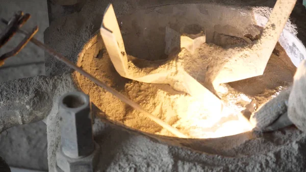 Pessoa masculina em máscara protetora soldagem metall construção, conceito de manufactory. Moldura. Close-up de soldador trabalhando na oficina . — Fotografia de Stock