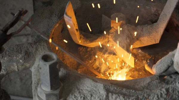 Hombre persona en máscara protectora soldadura metall construcción, concepto de manufactura. Una trampa. Primer plano de los trabajos de soldadura en el taller . —  Fotos de Stock