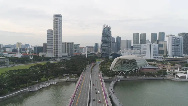 Singapour - 25 septembre 2018 : Aérien pour Singapour avec de nombreuses voitures sur le pont au-dessus du lac et des bâtiments de la ville. Fusillade. Ville de Singapour skyline avec pont et bâtiments modernes . — Photo