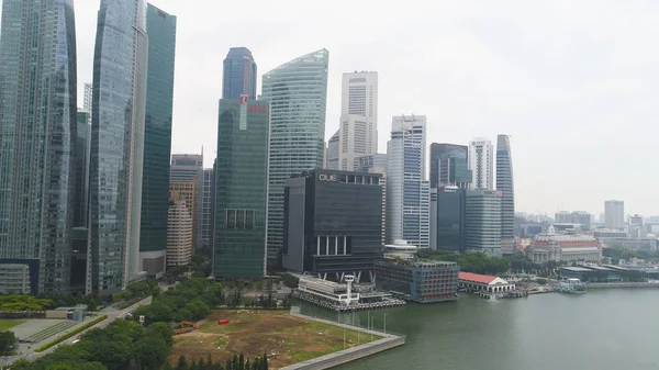 Singapour - 25 septembre 2018 : Quartier central de Singapour avec des gratte-ciel au bord de la rivière. Fusillade. Paysage de Singapour et bâtiments d'affaires au bord de la rivière . — Photo
