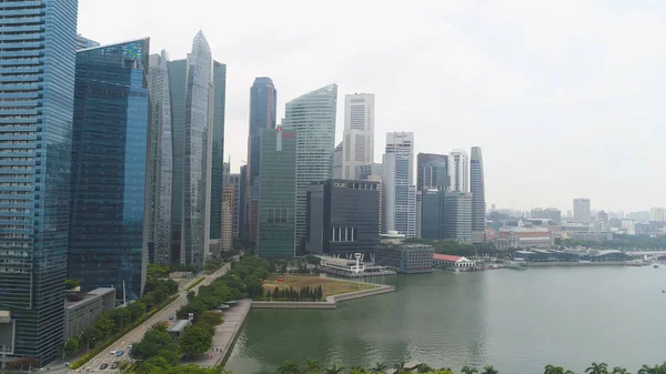 Singapore - 25 September 2018: Central Area of Singapore with skyscrapers on the riverside. Shot. Singapore landscape and business buildings by the river. — Stock Photo, Image