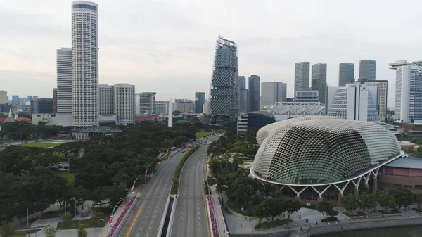 Quartier central des affaires à Singapour avec ses gratte-ciel élevés. Fusillade. gratte-ciel modernes dans le ton bleu à Singapour . — Photo