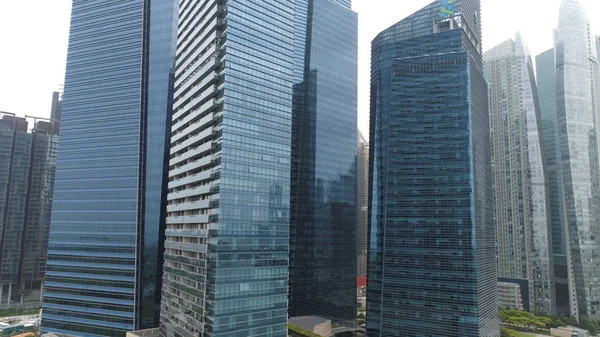 Distrito central de negocios en Singapur con sus altos rascacielos. Le dispararon. Rascacielos modernos en tono azul en Singapur . — Foto de Stock
