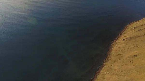 Vista aerea sul campo e sulla costa cilena su cielo azzurro nuvoloso e fondo marino. Gli hanno sparato. Paesaggio incredibile dominato dal mare, dai campi agricoli e dalle rocce lungo la costa . — Foto Stock