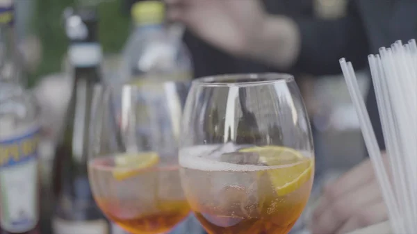 Nära upp för två champagne glas med isbitar och bubblor på festliga bord. Ram. Glas mousserande champagne vin på ett bankettbord. — Stockfoto