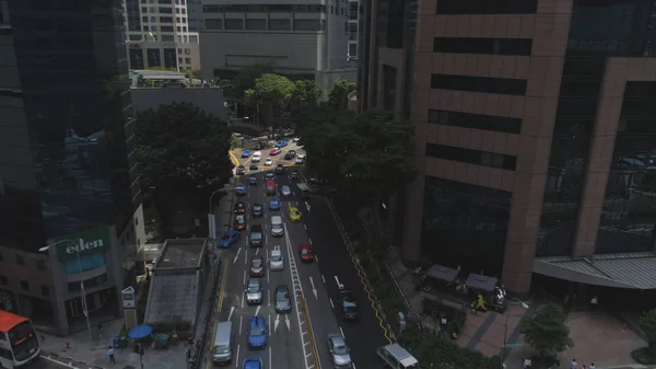 Tráfego intenso pelas ruas centrais de Singapura. Atingido. Estradas movimentadas em Cingapura em hora de ponta no fundo da bela arquitetura . — Fotografia de Stock