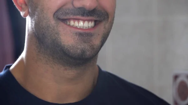 Rostro sonriente de cerca de un joven barbudo guapo. Primer plano de los dientes masculinos perfectos. Primer plano de impresionantes dientes sanos sobre fondo blanco —  Fotos de Stock