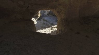 Havadan görünümü üzerinde kayalar ve mağaralar antik yerleşim. Atış