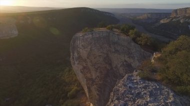 Gürcistan'daki Dağları bölgesi. Kafkas Dağları ve orman. Gürcistan'daki bir yere günbatımı arka plan ile havadan görünümü üzerinde dağ manzarası. Atış