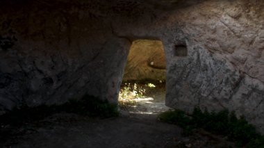 Eski mağara kapı ile. Vurdu. Ocağın mağarada antik odanın iç. Eski mağaralardan taş duvarlar. Eski mağaralardan, taş duvarlar.