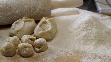 Oklava, un, köfte ve kek ile ahşap tahta. Hamur hazırlama. Sahne. Hamur ve bir oklava için malzemeler.