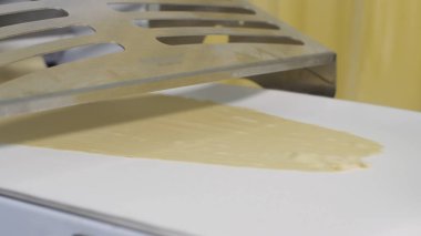 Fırın ekipmanları. Hamur ile konveyör. Sahne. Ekmek sanayi. Somun ekmek pişirme sektöründe üretim satırındaki. Hamur Konveyör taşıma makine üzerinde. Otomatik ekmek imalatı