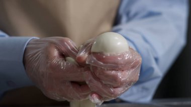 Baker hamur hazırlama eller. Sahne. Hamur yoğurma ve su yavaş yavaş ekleyerek adam el kapatın. Baker el pastane dükkanı hamur yoğurma için un kase su dökme